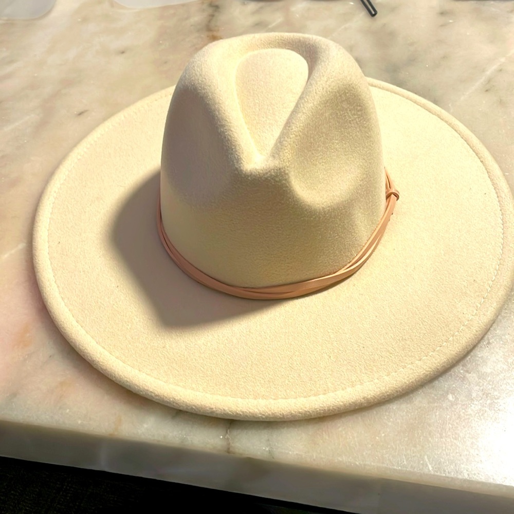 New without tags. Forever 21 Cream colored fedora/panama hat. Never worn.